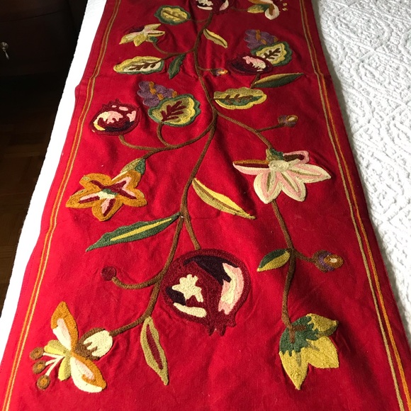 Table runner - Picture 1 of 7